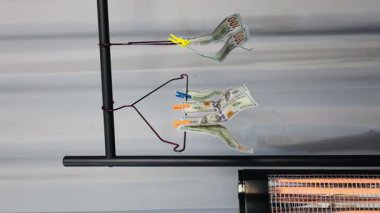 Para yıkadıktan sonra para kurutma rafı. Yüksek kalite 4k görüntü