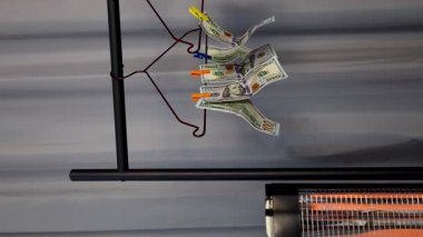 Para yıkadıktan sonra para kurutma rafı. Yüksek kalite 4k görüntü