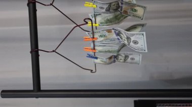 Para yıkadıktan sonra para kurutma rafı. Yüksek kalite 4k görüntü