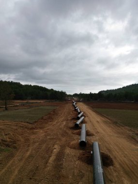 Metal borular dağlarda gaz yapıyor. Yüksek kalite fotoğraf
