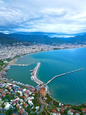Deniz kıyısındaki bir kayanın üzerindeki kale. Yüksek kalite fotoğraf
