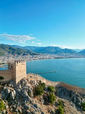 Deniz kıyısındaki bir kayanın üzerindeki kale.