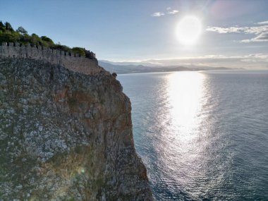 Deniz kıyısındaki bir kayanın üzerindeki kale.