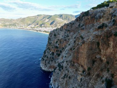 Deniz kıyısındaki bir kayanın üzerindeki kale.