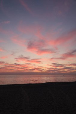 Gün batımı okyanus gökyüzü kararan karanlık gökyüzü. Yüksek kalite fotoğraf