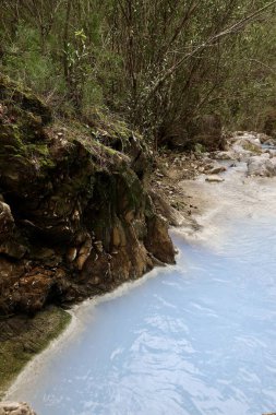 Dağ nehri hidrojen sülfür. Yüksek kalite fotoğraf