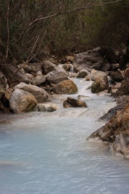 Dağ nehri hidrojen sülfür. Yüksek kalite fotoğraf