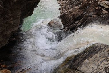 Dağ nehri hidrojen sülfür. Yüksek kalite fotoğraf
