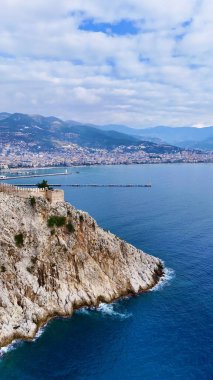 Deniz kıyısındaki bir kayanın üzerindeki kale. Yüksek kalite fotoğraf