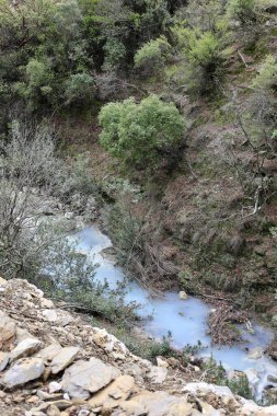 Dağ nehri hidrojen sülfür. Yüksek kalite fotoğraf