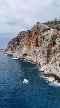 Deniz kıyısındaki bir kayanın üzerindeki kale. Yüksek kalite fotoğraf