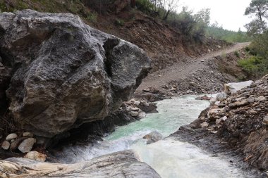 Dağ nehri hidrojen sülfür. Yüksek kalite fotoğraf