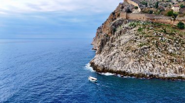 Deniz kıyısındaki bir kayanın üzerindeki kale. Yüksek kalite fotoğraf