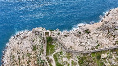 Deniz kıyısındaki bir kayanın üzerindeki kale. Yüksek kalite fotoğraf
