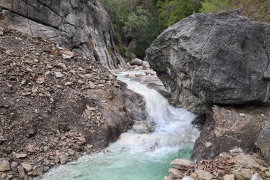 Dağ nehri hidrojen sülfür. Yüksek kalite fotoğraf