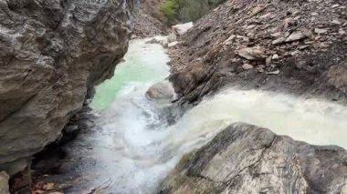 Dağlarda, doğanın arka planına karşı, dağlarda, doğanın arka planına karşı. Yüksek kalite fotoğraf