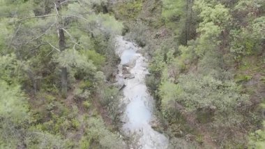 Dağlarda, doğanın arka planına karşı, dağlarda, doğanın arka planına karşı. Yüksek kalite fotoğraf