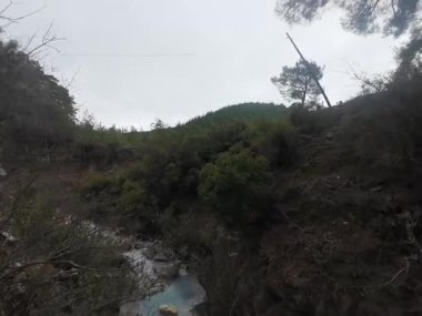 Dağlarda, doğanın arka planına karşı, dağlarda, doğanın arka planına karşı. Yüksek kalite fotoğraf