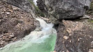 Dağlarda, doğanın arka planına karşı, dağlarda, doğanın arka planına karşı. Yüksek kalite fotoğraf