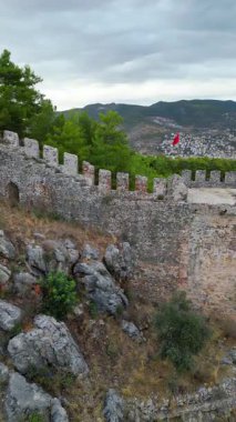 Rocky Cliff Castle Tower antik taş kalıntılarını harabeye çeviriyor. Yüksek kalite fotoğraf