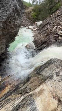 Dağlarda, doğanın arka planına karşı, dağlarda, doğanın arka planına karşı. Yüksek kalite fotoğraf
