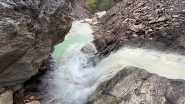 Dağlarda, doğanın arka planına karşı, dağlarda, doğanın arka planına karşı. Yüksek kalite fotoğraf