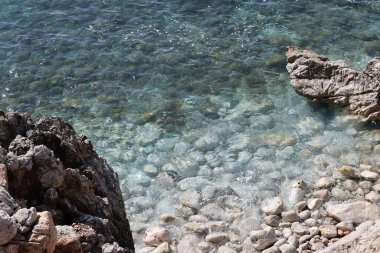 Kayalık temiz su. Yüksek kalite fotoğraf