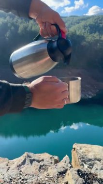 Sıcak içecek, doğa çayı termosu, termos turuncu manzara. Yüksek kalite fotoğraf