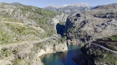 Dağ, göl, ağaçlar. Yüksek kalite 4k görüntü