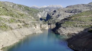 Dağ, göl, ağaçlar. Yüksek kalite 4k görüntü