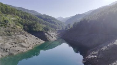 Dağ, göl, ağaçlar. Yüksek kalite 4k görüntü