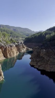 Dağ, göl, ağaçlar. Yüksek kalite 4k görüntü