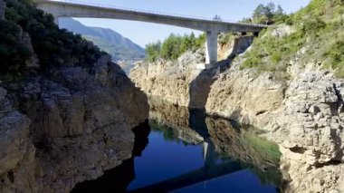 Kayalık bir nehir yatağının üzerinde köprü, Rocky turkuaz kanyonu. Yüksek kalite fotoğraf