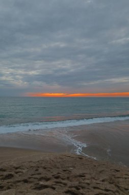 Sakin okyanus gün batımı bulutlu, etkileyici