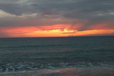 Sakin okyanus gün batımı bulutlu, etkileyici