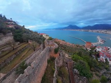 Deniz kıyısındaki doğa beldesindeki kayalıklarda bir kale. Yüksek kaliteli FullHD görüntüler