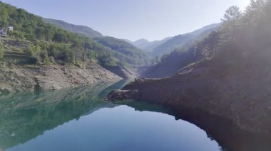 Dağ, göl, ağaçlar. Yüksek kalite 4k görüntü