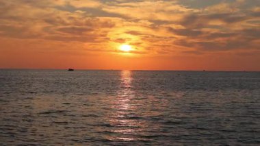 Gün batımı okyanus gökyüzü kararan karanlık gökyüzü. Yüksek kalite fotoğraf