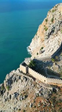 Rocky Cliff Castle Tower antik taş kalıntılarını harabeye çeviriyor. Yüksek kalite fotoğraf