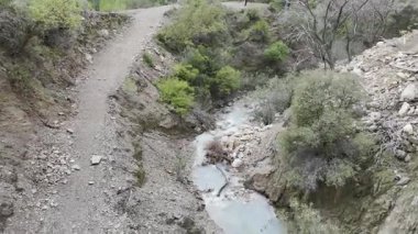 Dağlarda, doğanın arka planına karşı, dağlarda, doğanın arka planına karşı. Yüksek kalite fotoğraf