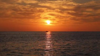 Gün batımı okyanus gökyüzü kararan karanlık gökyüzü. Yüksek kalite fotoğraf