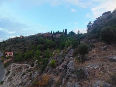 Deniz kıyısındaki doğa beldesindeki kayalıklarda bir kale. Yüksek kaliteli FullHD görüntüler