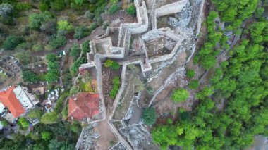 Rocky Cliff Castle Tower antik taş kalıntılarını harabeye çeviriyor. Yüksek kalite fotoğraf