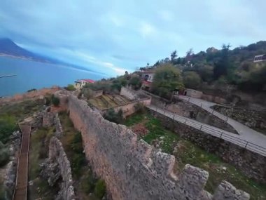 Deniz kıyısındaki doğa beldesindeki kayalıklarda bir kale. Yüksek kaliteli FullHD görüntüler