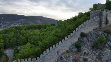 Rocky Cliff Castle Tower antik taş kalıntılarını harabeye çeviriyor. Yüksek kalite fotoğraf