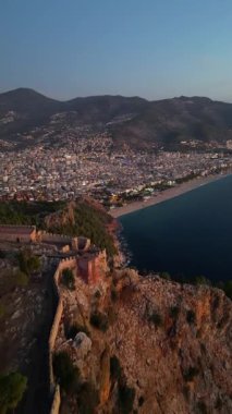 Günbatımında deniz kıyısındaki uçurumlar. Yüksek kalite 4k görüntü