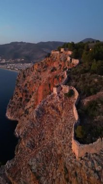 Deniz kıyısındaki doğa beldesindeki kayalıklarda bir kale. Yüksek kaliteli FullHD görüntüler