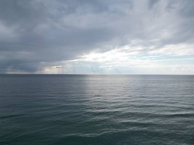 Günbatımı okyanus dalgaları. Günbatımı okyanus ufku. Yüksek kalite 4k görüntü