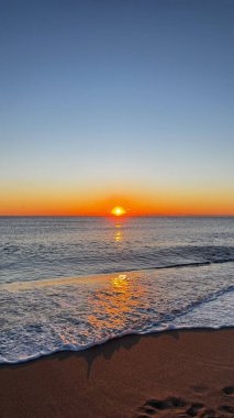 Günbatımı okyanus dalgaları Yüksek kalite 4K görüntü