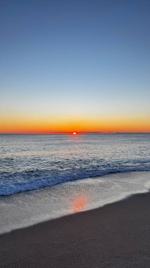 Günbatımı okyanus dalgaları Yüksek kalite 4K görüntü